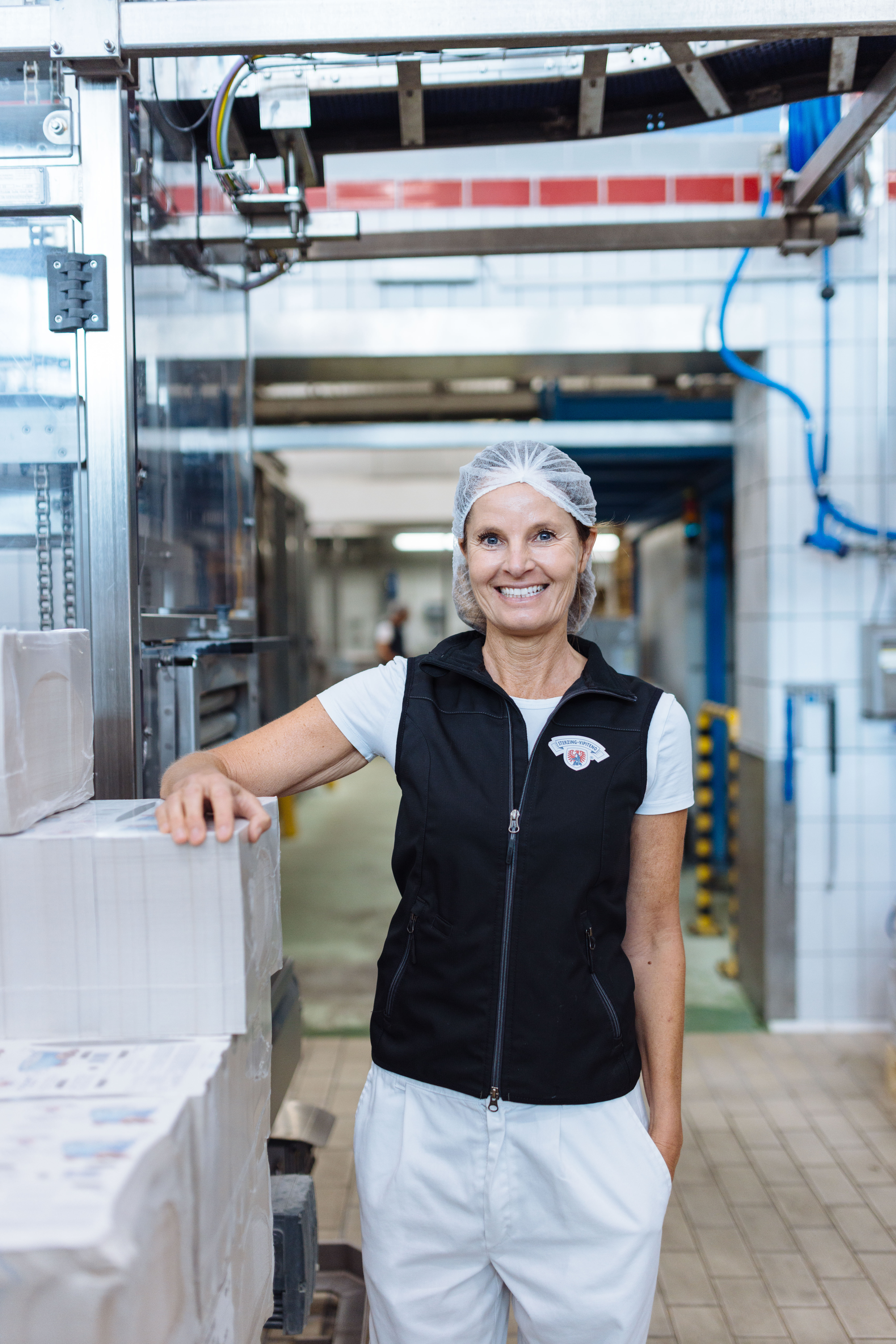 Mitarbeiterin Joghurtproduktion mit Haube