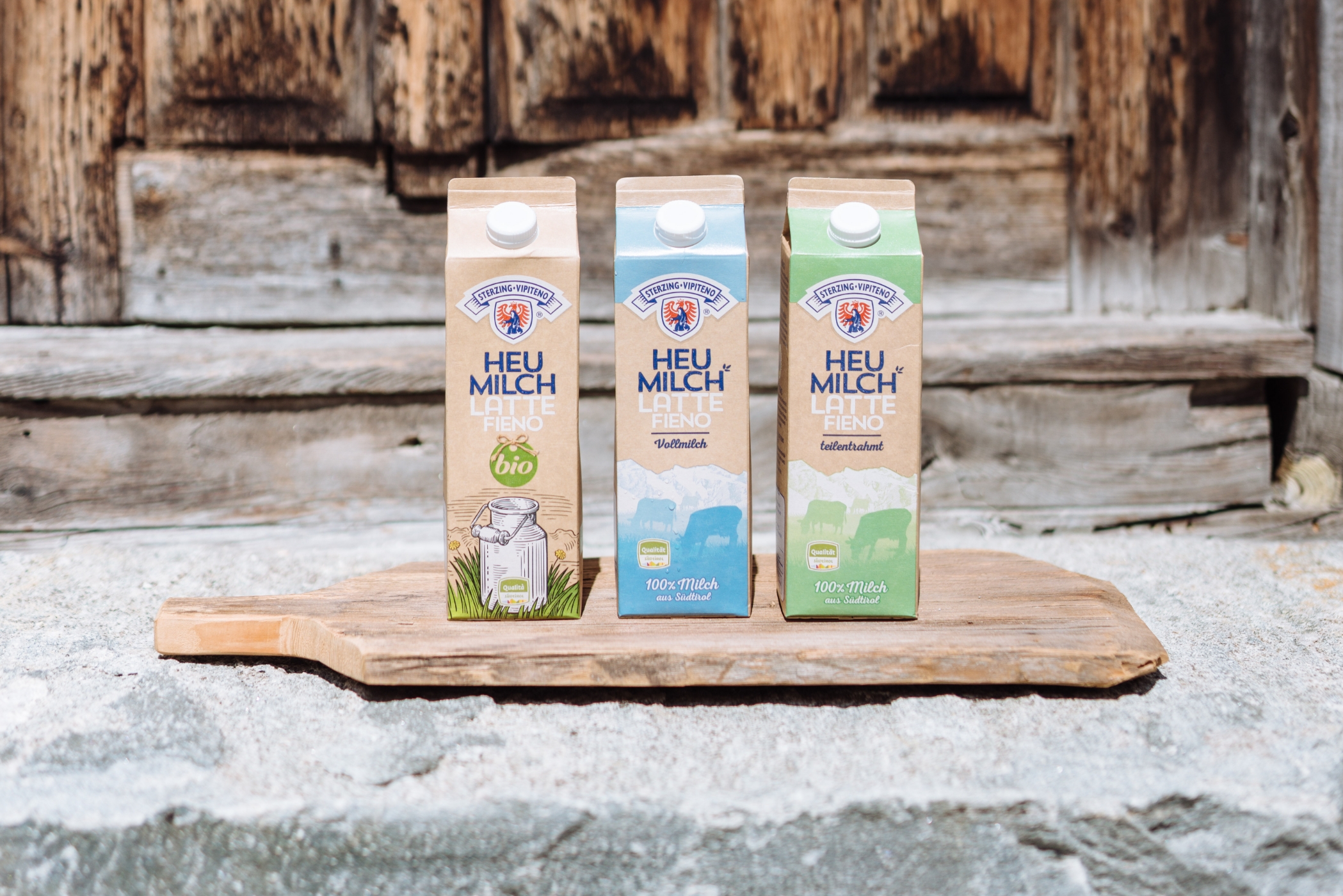 Tre tetrapak di latte fieno.