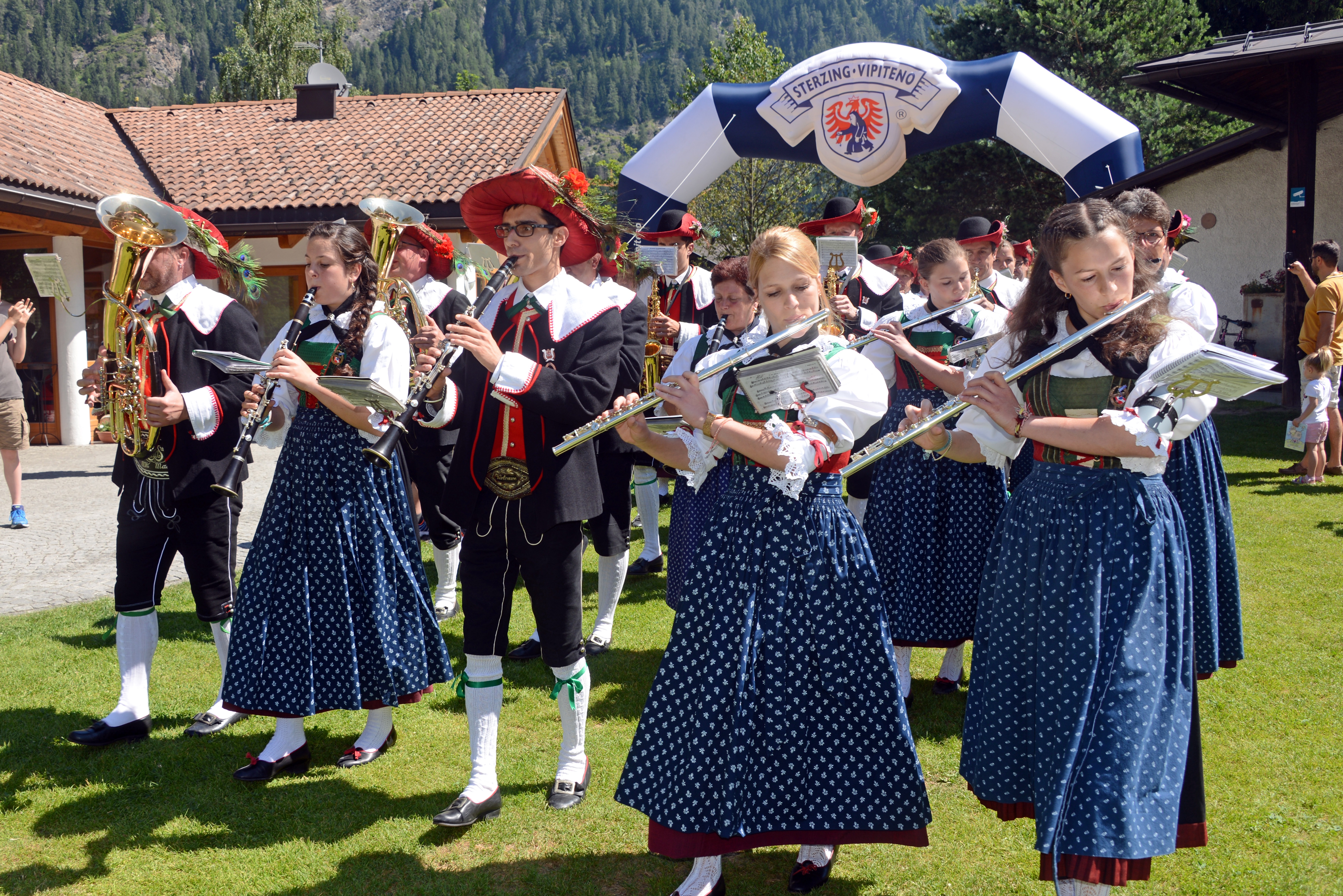Traditionelle Südtiroler Musikkapelle in Tracht bei Veranstaltung von Milchhof Sterzing