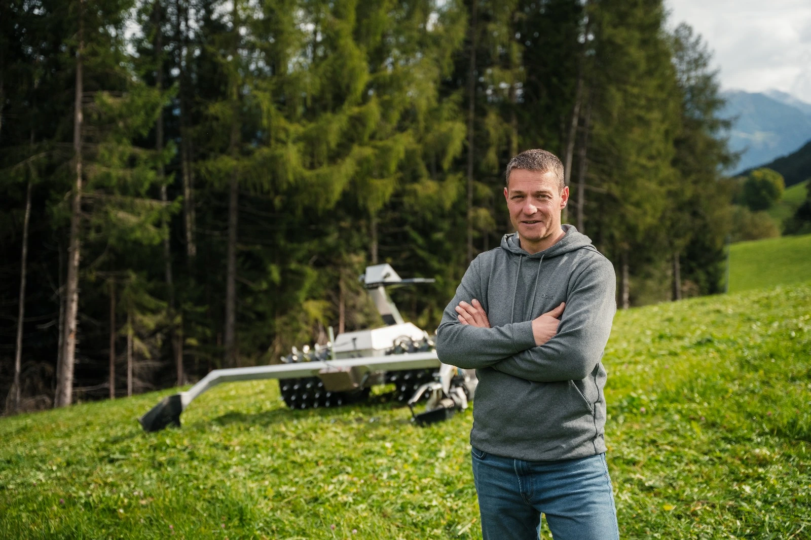 Manuel Plattner mit seiner Mähmaschine auf dem Feld