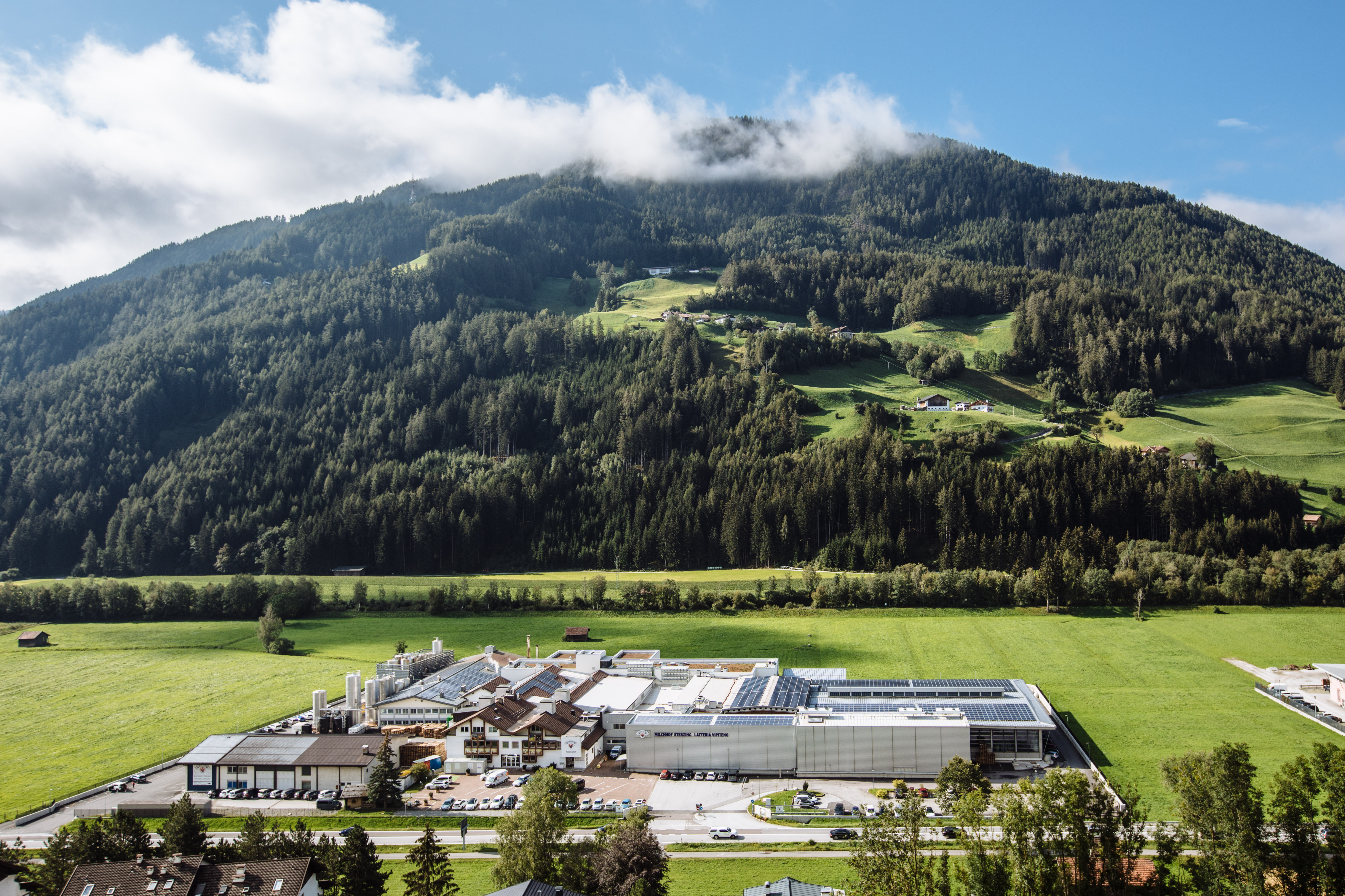 Milchhof Sterzing Außenansicht von oben mit Photovoltaikanlage