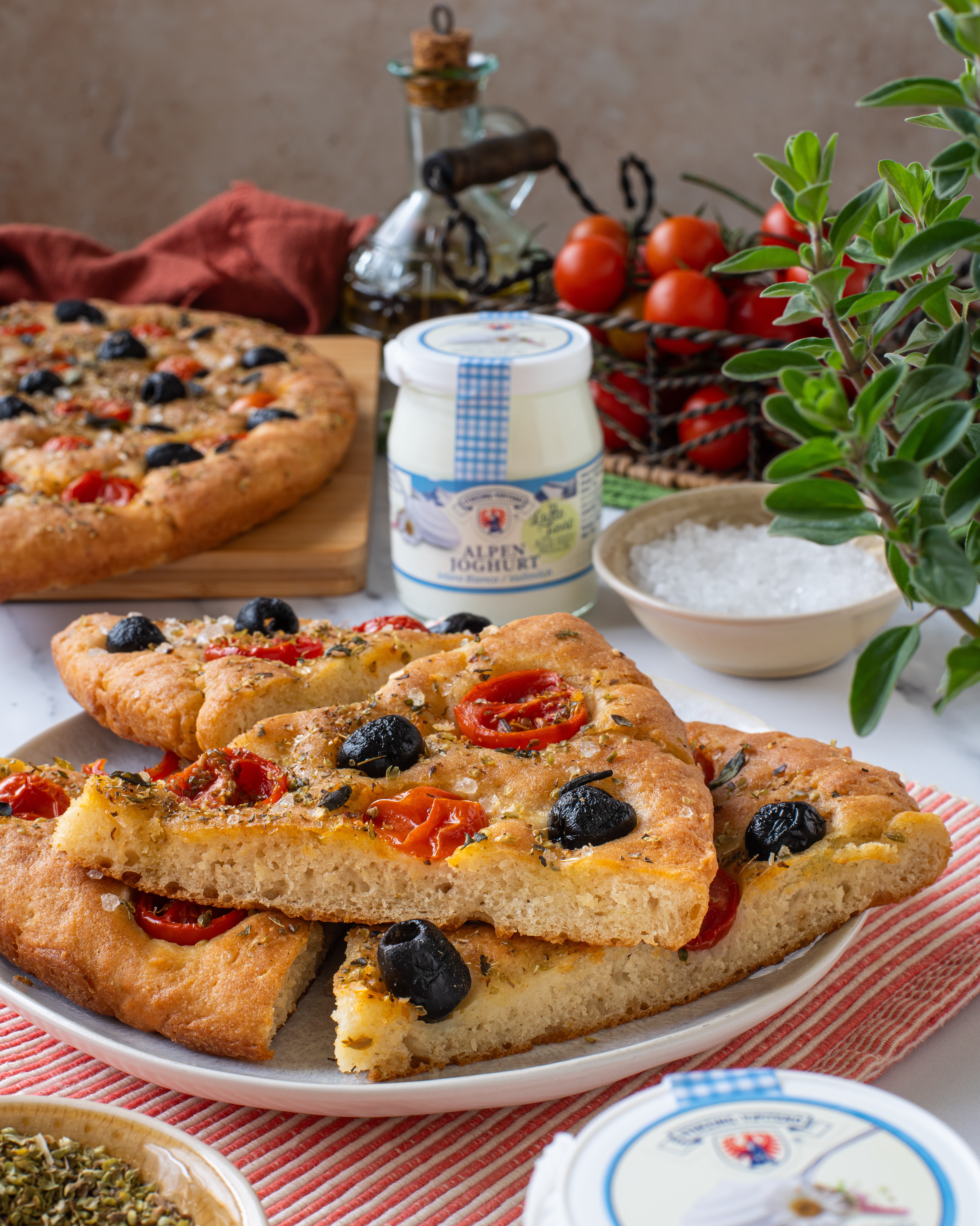 focaccia allo yogurt con pomodorini e olive 1