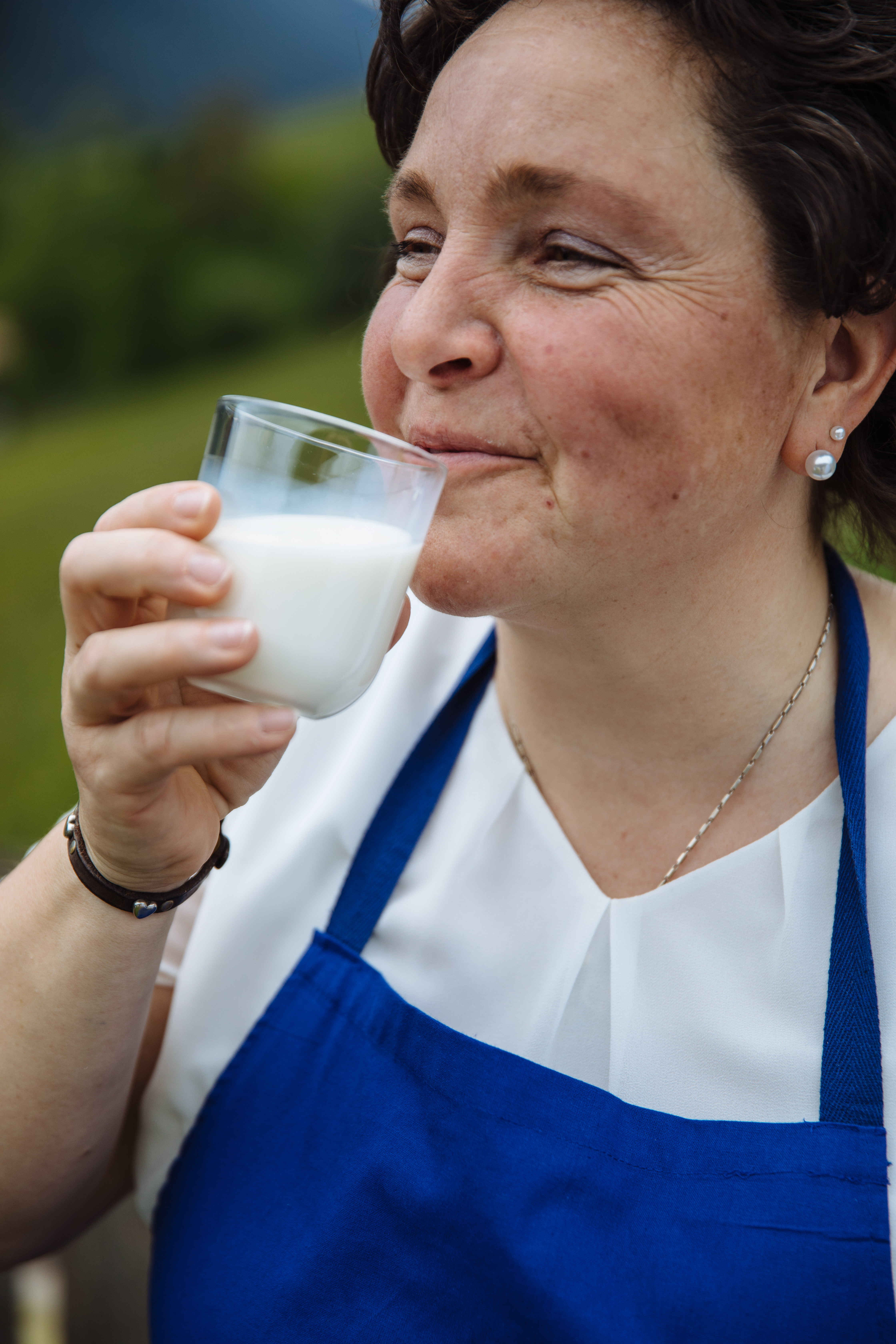 Nahaufnahme, Frau trinkt Glas Milch